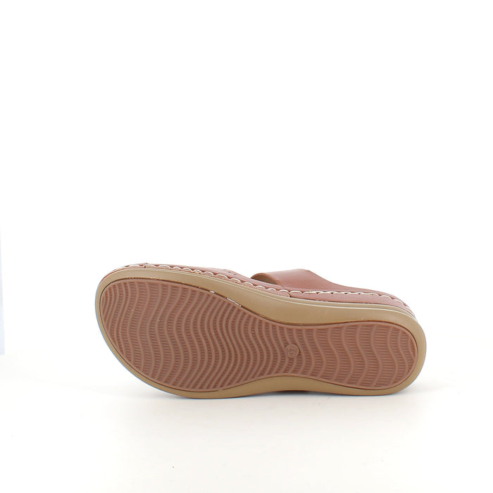 Brun slip-on sandal med kardborrerem – varm nyans & feminin siluett