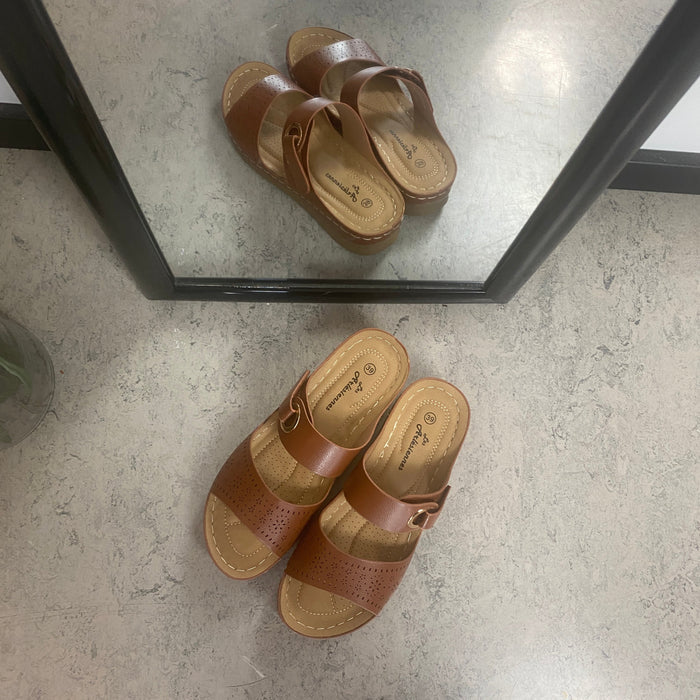 Brun slip-on sandal med kardborrerem – varm nyans & feminin siluett