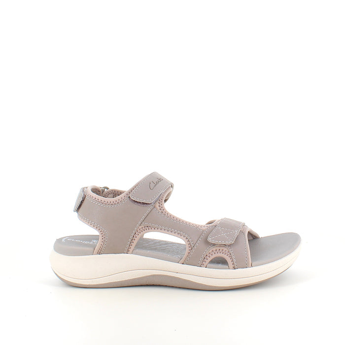 Clarks Cloudsteppers sandal i grå – stödjande komfort för vardagen