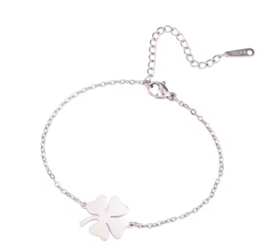 Elegant fyrklöverarmband i silverfärgat rostfritt stål – stilrent lyckosmycke