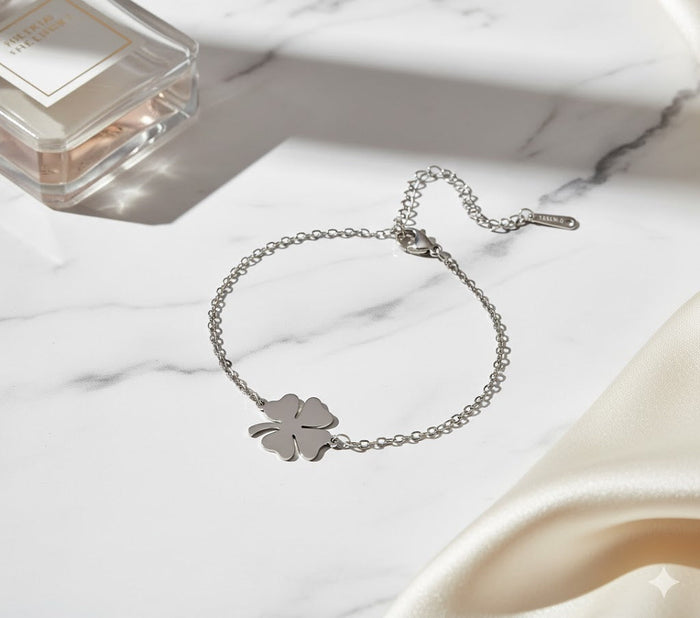 Elegant fyrklöverarmband i silverfärgat rostfritt stål – stilrent lyckosmycke