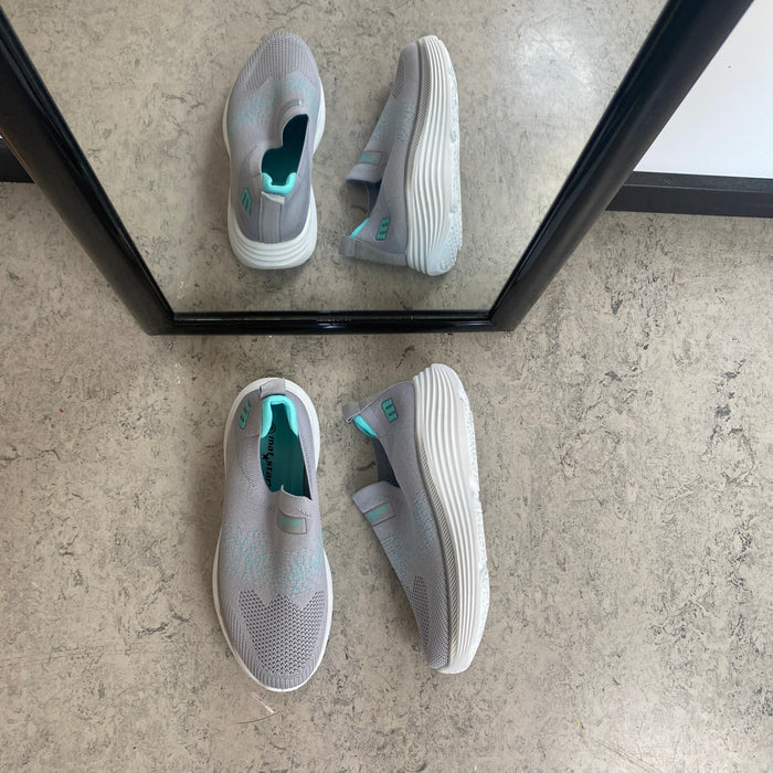 Grå slip-on komfortsneaker med stötdämpning & andningsbart stickat