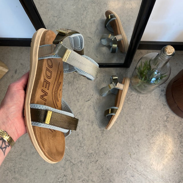 Ljusblå/grön Woden sandal med bra fotvalvsstöd