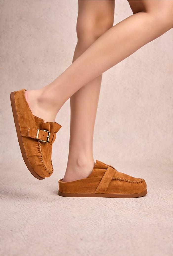 Loafer i mocka med spänne och plisserade mockadetaljer i camel