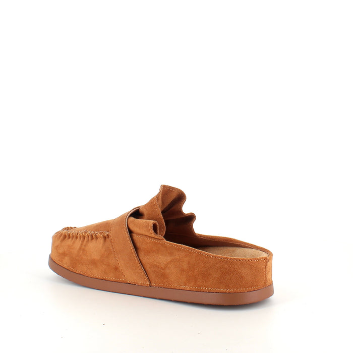 Loafer i mocka med spänne och plisserade mockadetaljer i camel