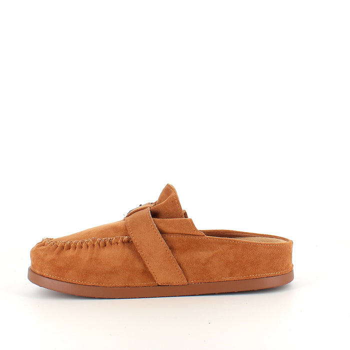 Loafer i mocka med spänne och plisserade mockadetaljer i camel