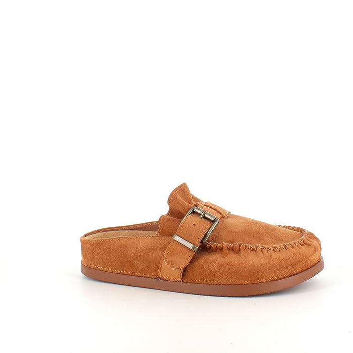 Loafer i mocka med spänne och plisserade mockadetaljer i camel
