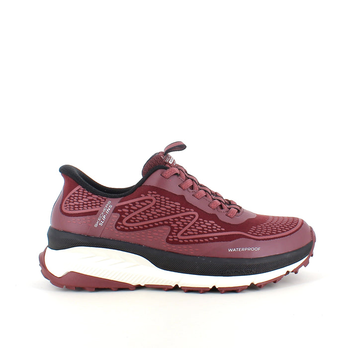 Skechers vattentät slip-in-sko i bordeaux med Memory Foam och god stötdämpning
