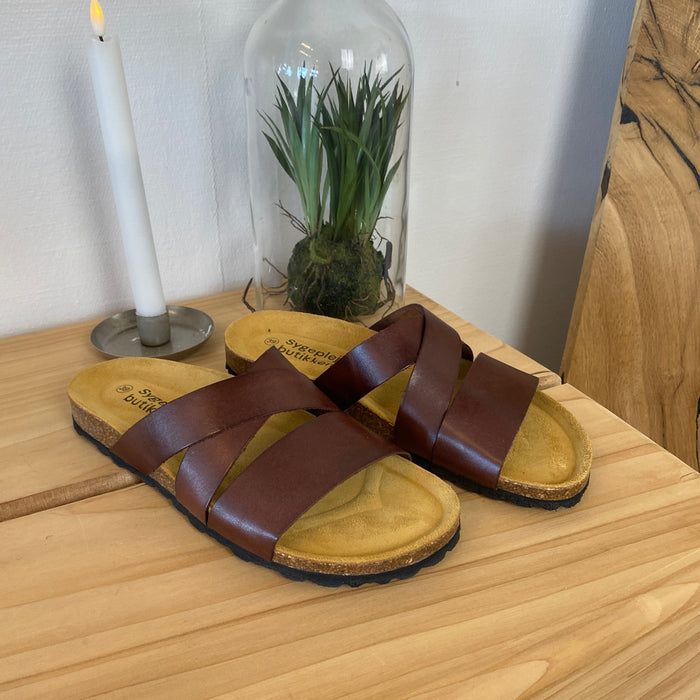 Slip-on sandal i brunt slätt läder med korsremmar – komfort och stöd