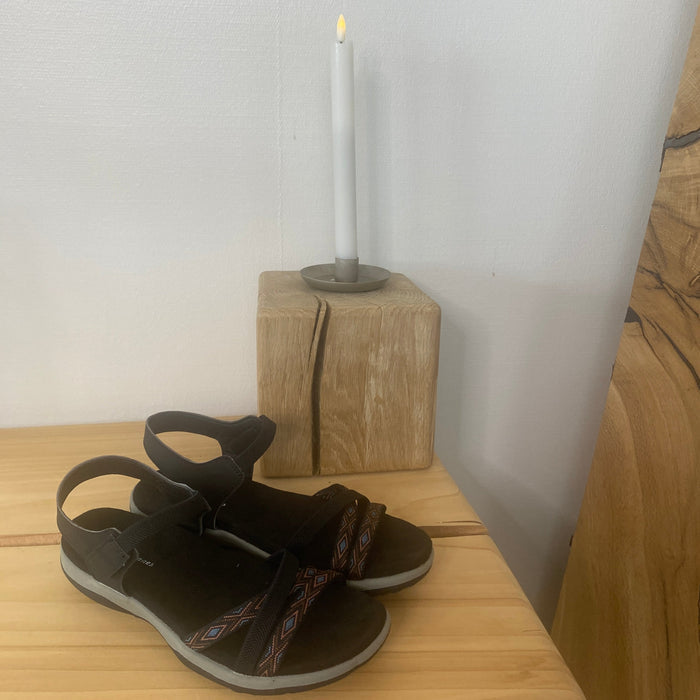 Svart sandal med elastiska remmar och velcro – klassisk och användbar