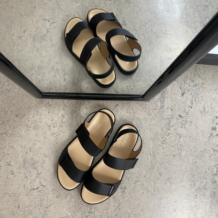 Svart sandal med justerbara remmar & mjuk komfortsula