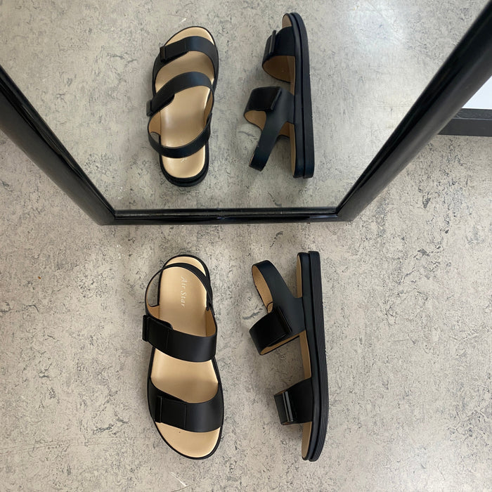 Svart sandal med justerbara remmar & mjuk komfortsula