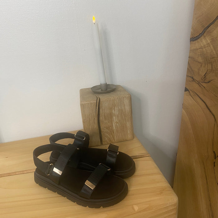 Svart sandal med justerbara remmar och bekväm sula