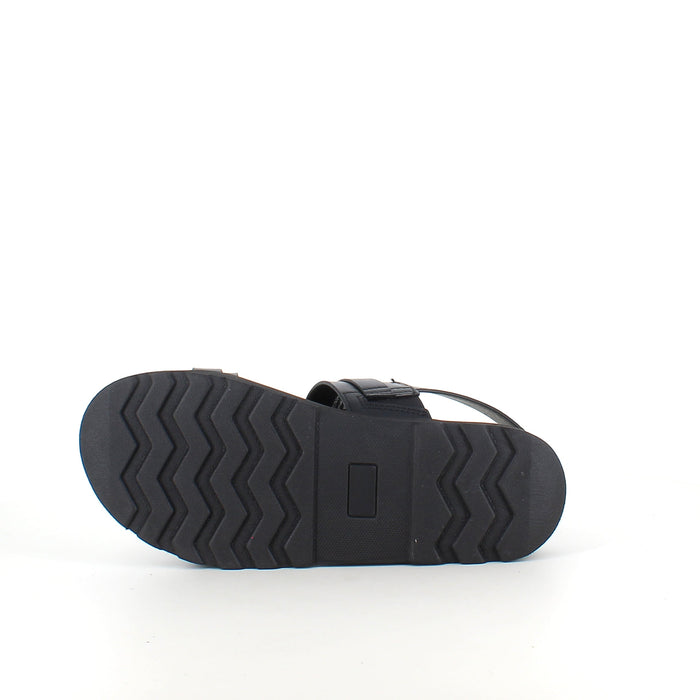 Svart sandal med spännen och hälrem – klassisk modell