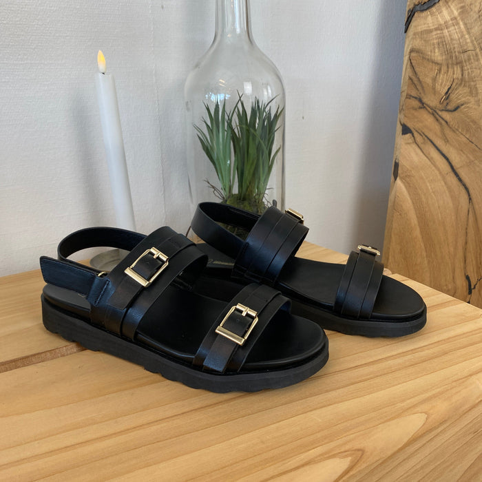 Svart sandal med spännen och hälrem – klassisk modell